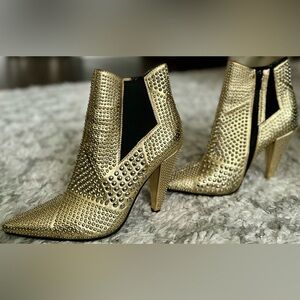 ‼️RARE‼️🎸JEFFREY CAMPBELL🎸🔥NWT🔥Studd Bootie in Gold w Silver Studs -Size 7.5
